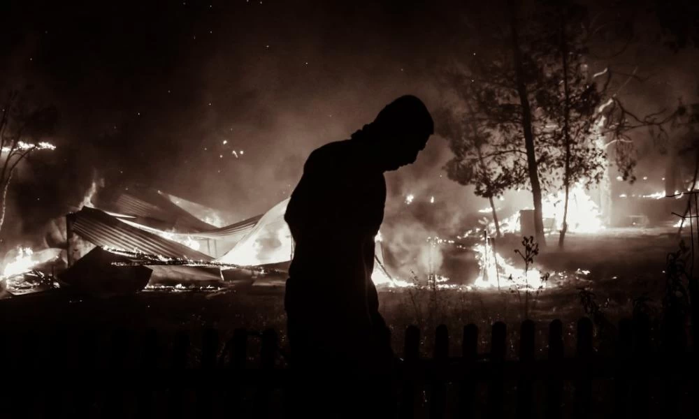 Τρία πύρινα μέτωπα «καταπίνουν» την Εύβοια - Οι φλόγες κυκλώνουν τα χωριά